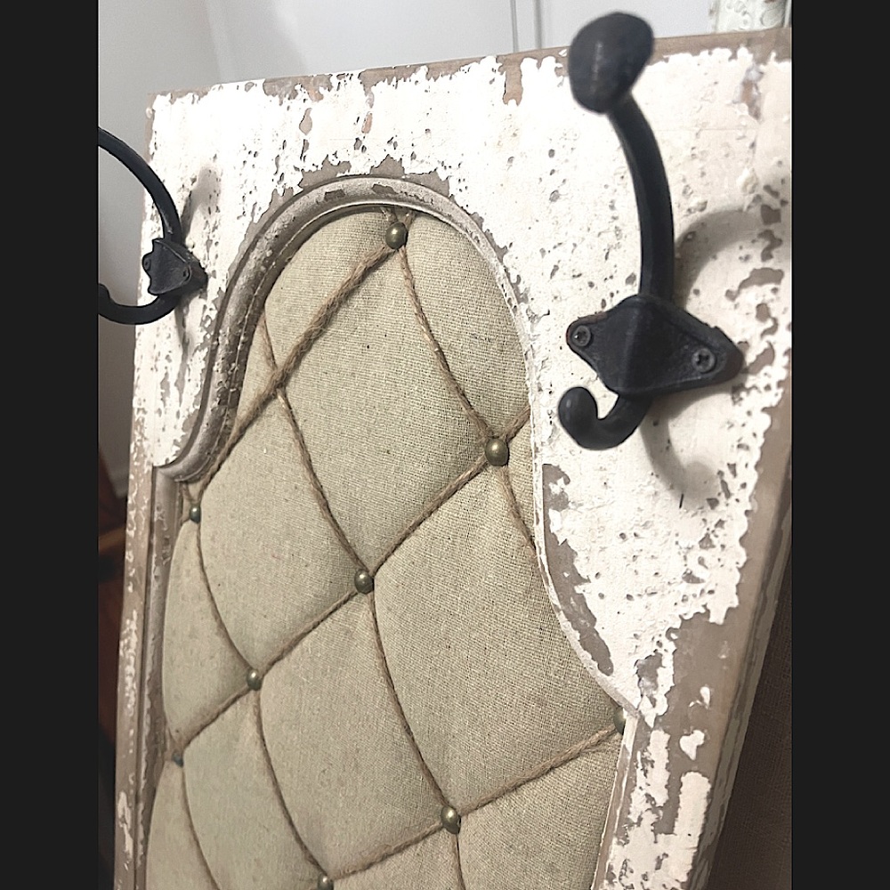 Farmhouse-style wall hanging with 2 hooks